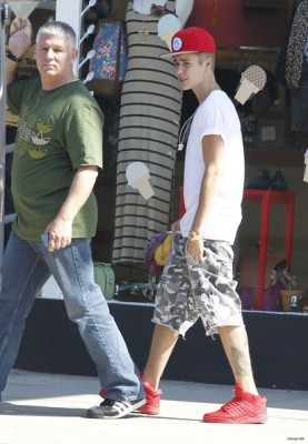 08.11 | Justin Bieber fazendo compras em Los Angeles