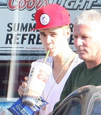08.11 | Justin Bieber fazendo compras em Los Angeles