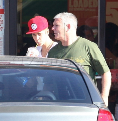 08.11 | Justin Bieber fazendo compras em Los Angeles