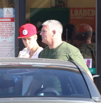 08.11 | Justin Bieber fazendo compras em Los Angeles