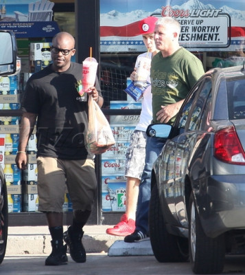 08.11 | Justin Bieber fazendo compras em Los Angeles