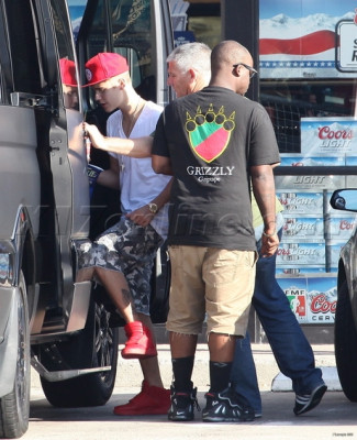 08.11 | Justin Bieber fazendo compras em Los Angeles