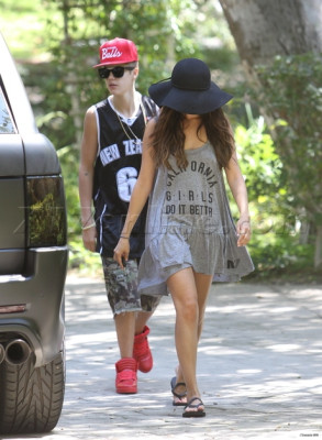 08.12 | Justin Bieber e Selena Gomez caminhando por Los Angeles