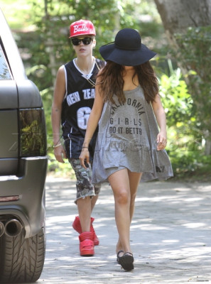 08.12 | Justin Bieber e Selena Gomez caminhando por Los Angeles