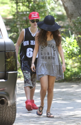08.12 | Justin Bieber e Selena Gomez caminhando por Los Angeles