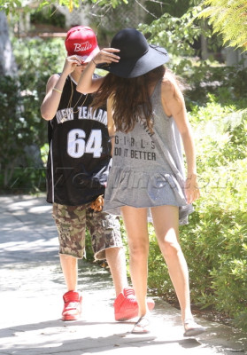 08.12 | Justin Bieber e Selena Gomez caminhando por Los Angeles