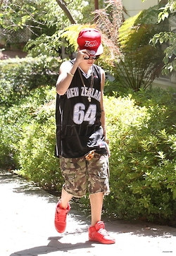 08.12 | Justin Bieber e Selena Gomez caminhando por Los Angeles