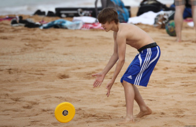 24.04 | Justin Bieber passeando na praia em Sidney