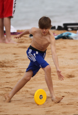 24.04 | Justin Bieber passeando na praia em Sidney