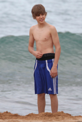 24.04 | Justin Bieber passeando na praia em Sidney