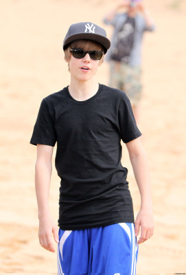 24.04 | Justin Bieber passeando na praia em Sidney