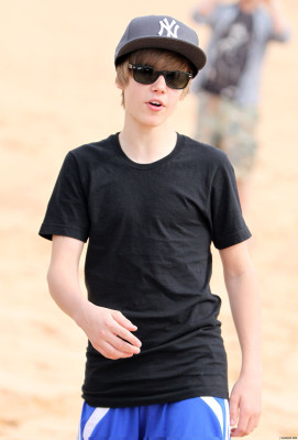 24.04 | Justin Bieber passeando na praia em Sidney