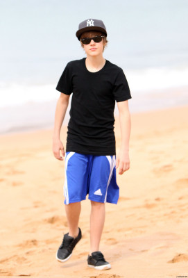 24.04 | Justin Bieber passeando na praia em Sidney