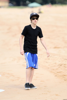 24.04 | Justin Bieber passeando na praia em Sidney