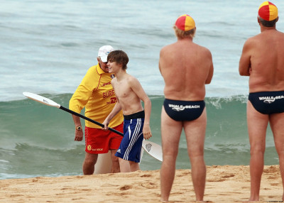 24.04 | Justin Bieber passeando na praia em Sidney