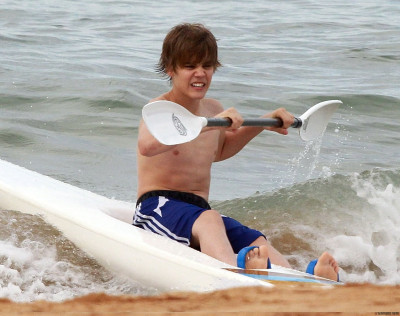 24.04 | Justin Bieber passeando na praia em Sidney