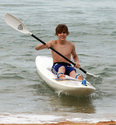 24.04 | Justin Bieber passeando na praia em Sidney