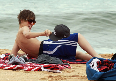24.04 | Justin Bieber passeando na praia em Sidney