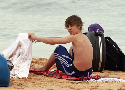 24.04 | Justin Bieber passeando na praia em Sidney