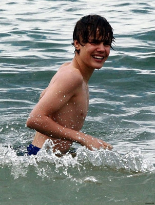 24.04 | Justin Bieber passeando na praia em Sidney