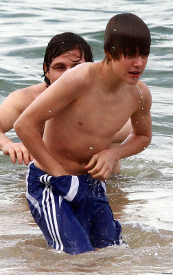 24.04 | Justin Bieber passeando na praia em Sidney