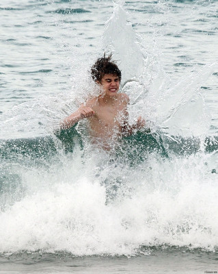 24.04 | Justin Bieber passeando na praia em Sidney