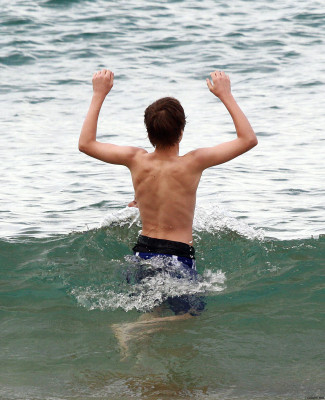 24.04 | Justin Bieber passeando na praia em Sidney
