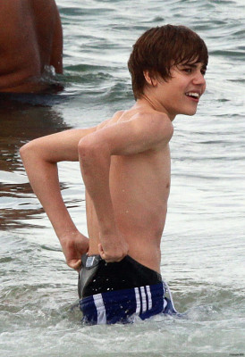 24.04 | Justin Bieber passeando na praia em Sidney
