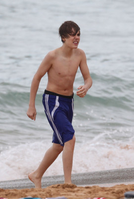 24.04 | Justin Bieber passeando na praia em Sidney