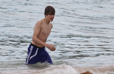 24.04 | Justin Bieber passeando na praia em Sidney
