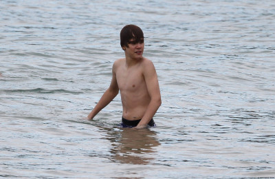 24.04 | Justin Bieber passeando na praia em Sidney