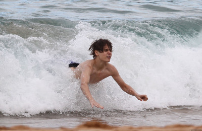 24.04 | Justin Bieber passeando na praia em Sidney