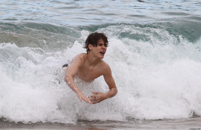 24.04 | Justin Bieber passeando na praia em Sidney
