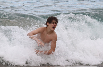 24.04 | Justin Bieber passeando na praia em Sidney