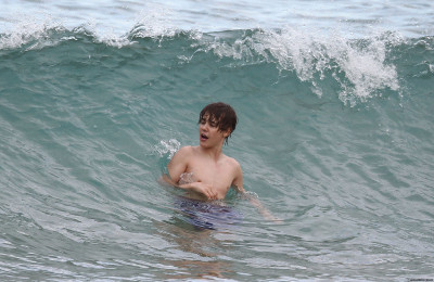 24.04 | Justin Bieber passeando na praia em Sidney