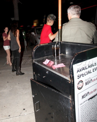 14.08 | Justin Bieber deixando Cafe Bar em Los Angeles