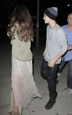 25.08 | Justin Bieber deixando evento de comédia em West Hollywood