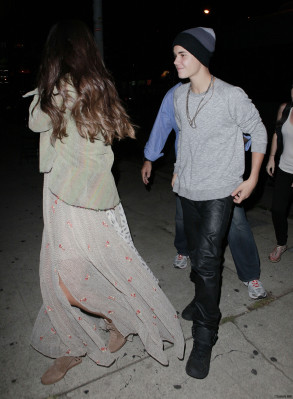 25.08 | Justin Bieber deixando evento de comédia em West Hollywood
