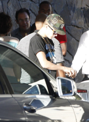 26.08 | Justin Bieber deixando restaurante em Los Angeles