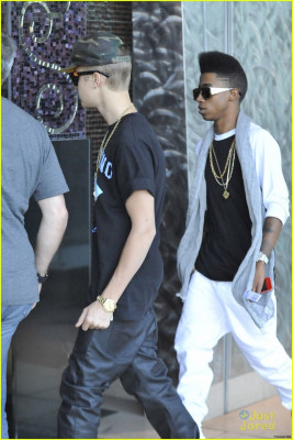 26.08 | Justin Bieber deixando restaurante em Los Angeles