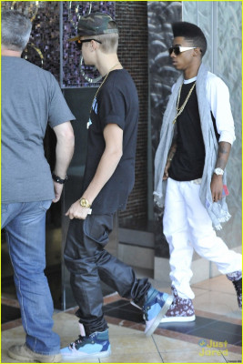 26.08 | Justin Bieber deixando restaurante em Los Angeles