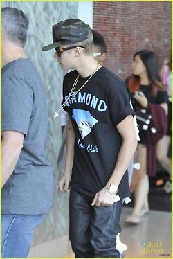 26.08 | Justin Bieber deixando restaurante em Los Angeles