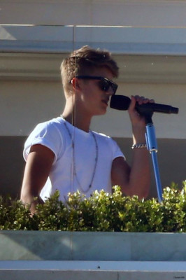 27.08 | Justin Bieber em uma reunião com L.A. Reid