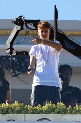 27.08 | Justin Bieber em uma reunião com L.A. Reid