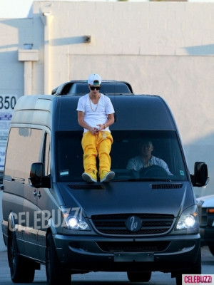 25.08 | Justin Bieber deixando o ensaio para a Believe Tour
