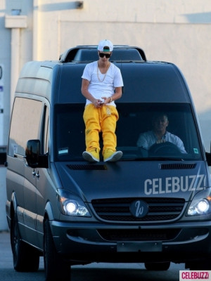25.08 | Justin Bieber deixando o ensaio para a Believe Tour
