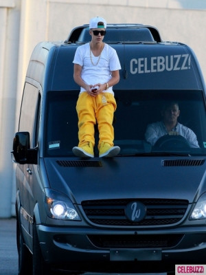 25.08 | Justin Bieber deixando o ensaio para a Believe Tour