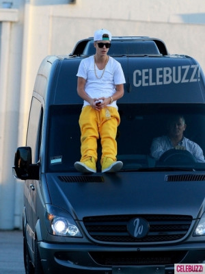 25.08 | Justin Bieber deixando o ensaio para a Believe Tour