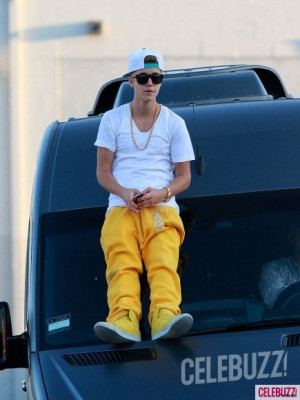 25.08 | Justin Bieber deixando o ensaio para a Believe Tour