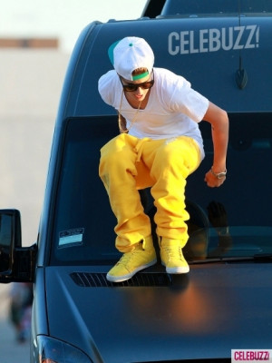 25.08 | Justin Bieber deixando o ensaio para a Believe Tour